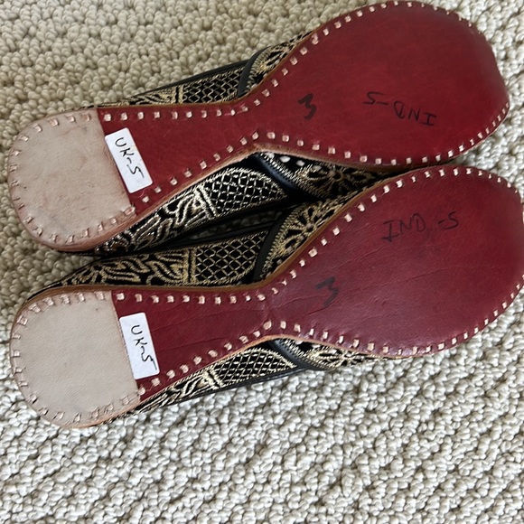 Punjabi Juttis Shoes - Picture 2 of 3